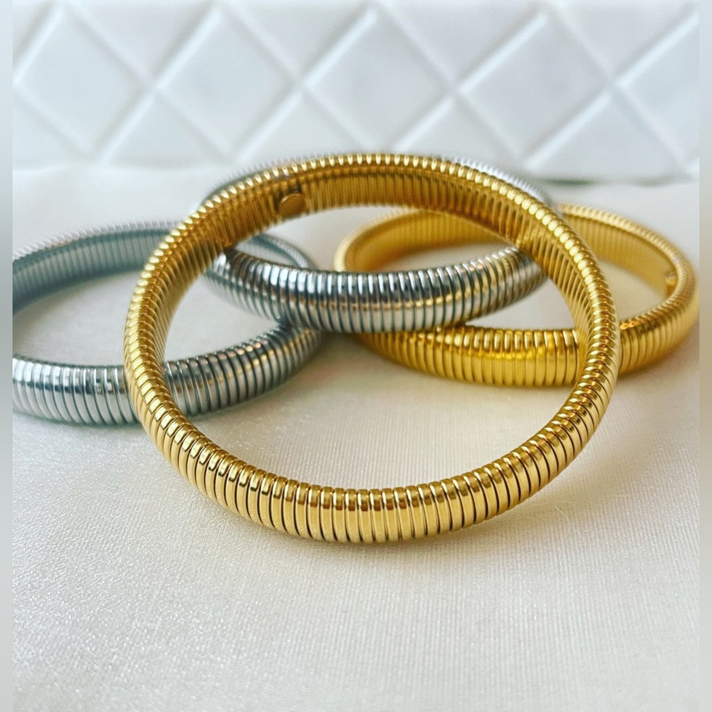 New chunky rhodium plated, stainless steel bracelet. Silver color.